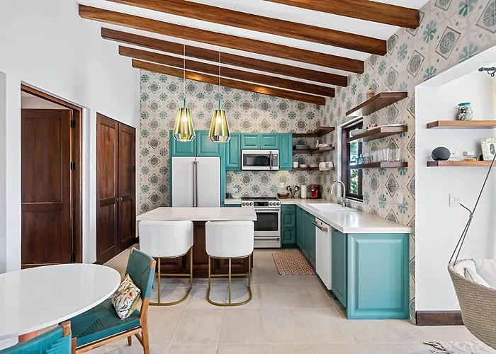 Trendy With Stunning Ocean Views And Exclusive Club Access In Catalinas *