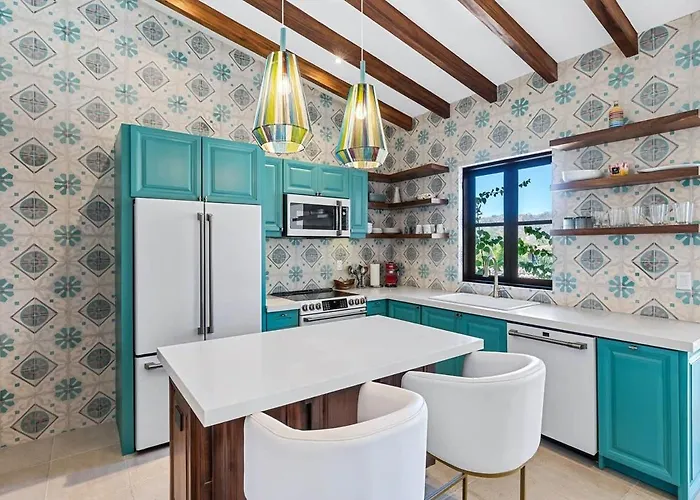 Trendy With Stunning Ocean Views And Exclusive Club Access In Catalinas