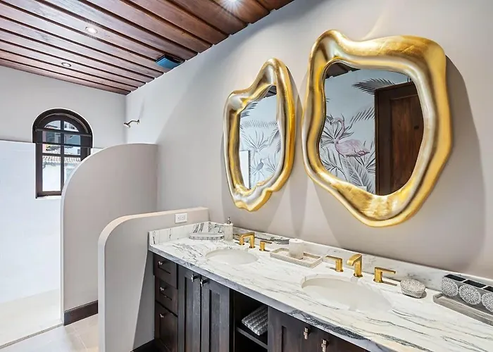 Trendy With Stunning Ocean Views And Exclusive Club Access In Catalinas *