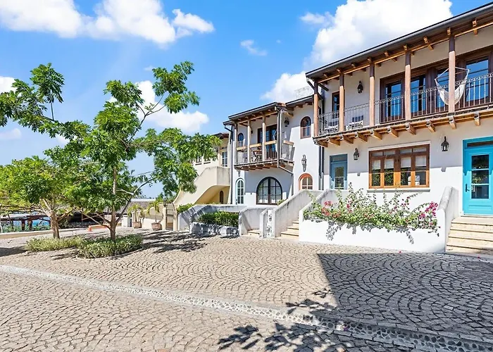 Trendy With Stunning Ocean Views And Exclusive Club Access In Catalinas