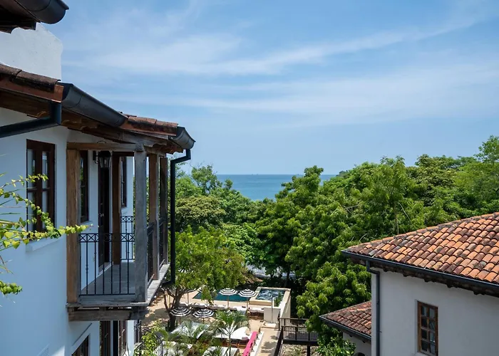 Trendy With Stunning Ocean Views And Exclusive Club Access In Catalinas