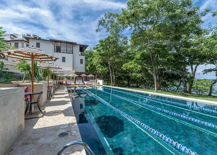 Trendy With Stunning Ocean Views And Exclusive Club Access In Catalinas *