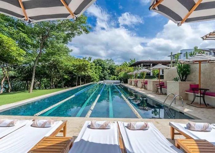 Сasa de vacaciones Trendy With Stunning Ocean Views And Exclusive Club Access In Catalinas